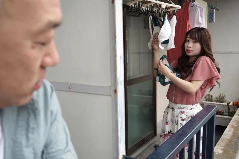 Gã nhà đối diện chuyên soi mói và cặp vợ ông xã thường xuyên rên la quá to