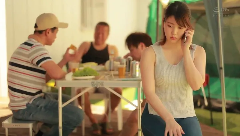 Anh xã khờ để người vợ tham gia sự kiện cắm trại với mấy gã nhà đối diện và cái kết