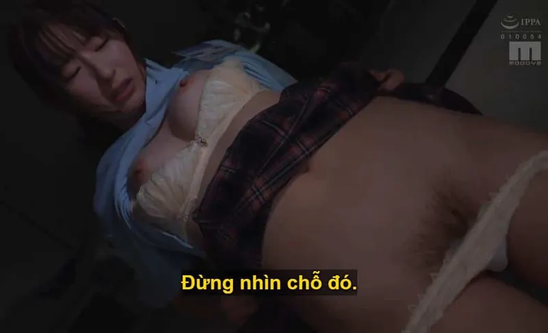 Ông chủ mưu tính "xử" cô nhân viên kiêu căng lười nhác, suốt ngày bận rộn chat chit cùng người yêu.